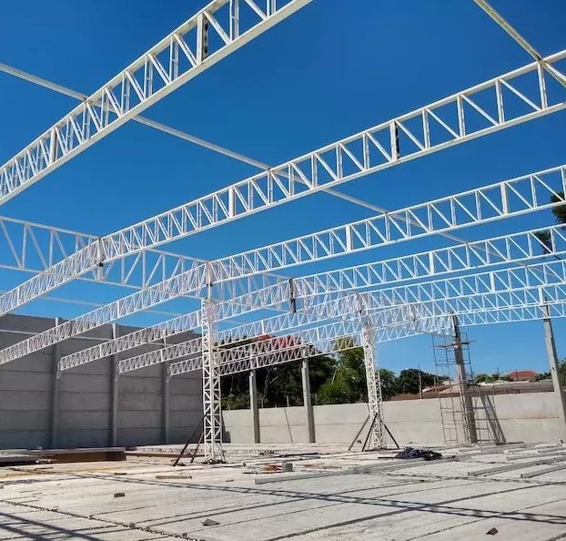 Estrutura metálica de cobertura em treliças de aço em obra de barracão